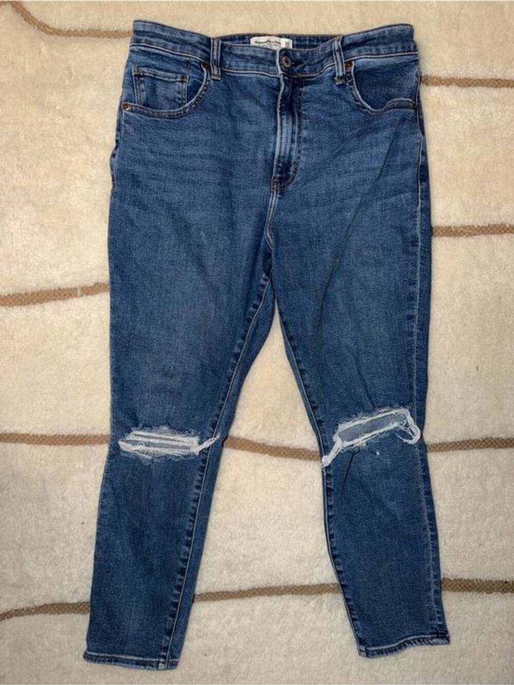 Abercrombie & Fitch Women’s 14/32 Distressed Skinny Jeans Medium Wash